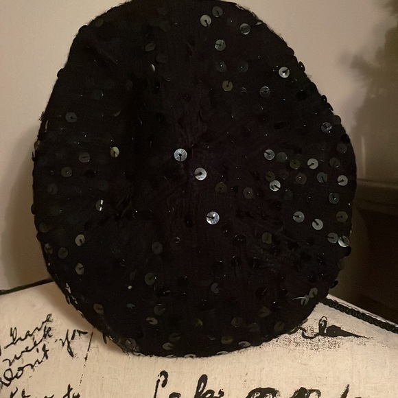 Black with sequins berets - Picture 2 of 4